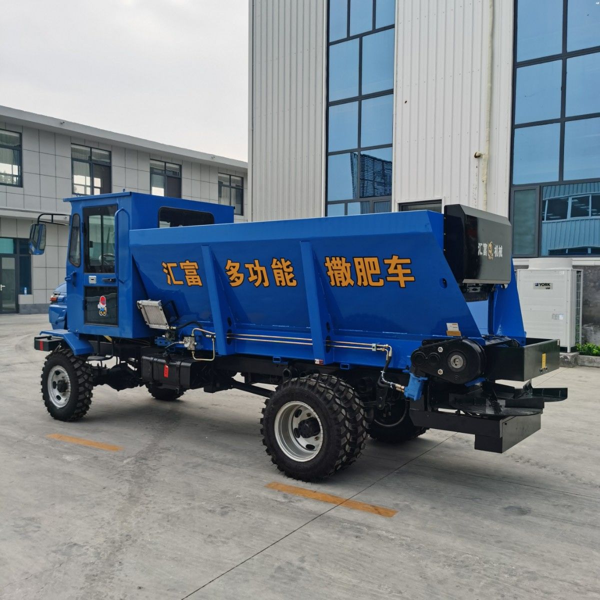 四驅自走式撒糞車介紹